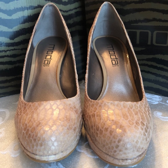 Beautiful Moda Spana snake print heels. - Picture 3 of 11